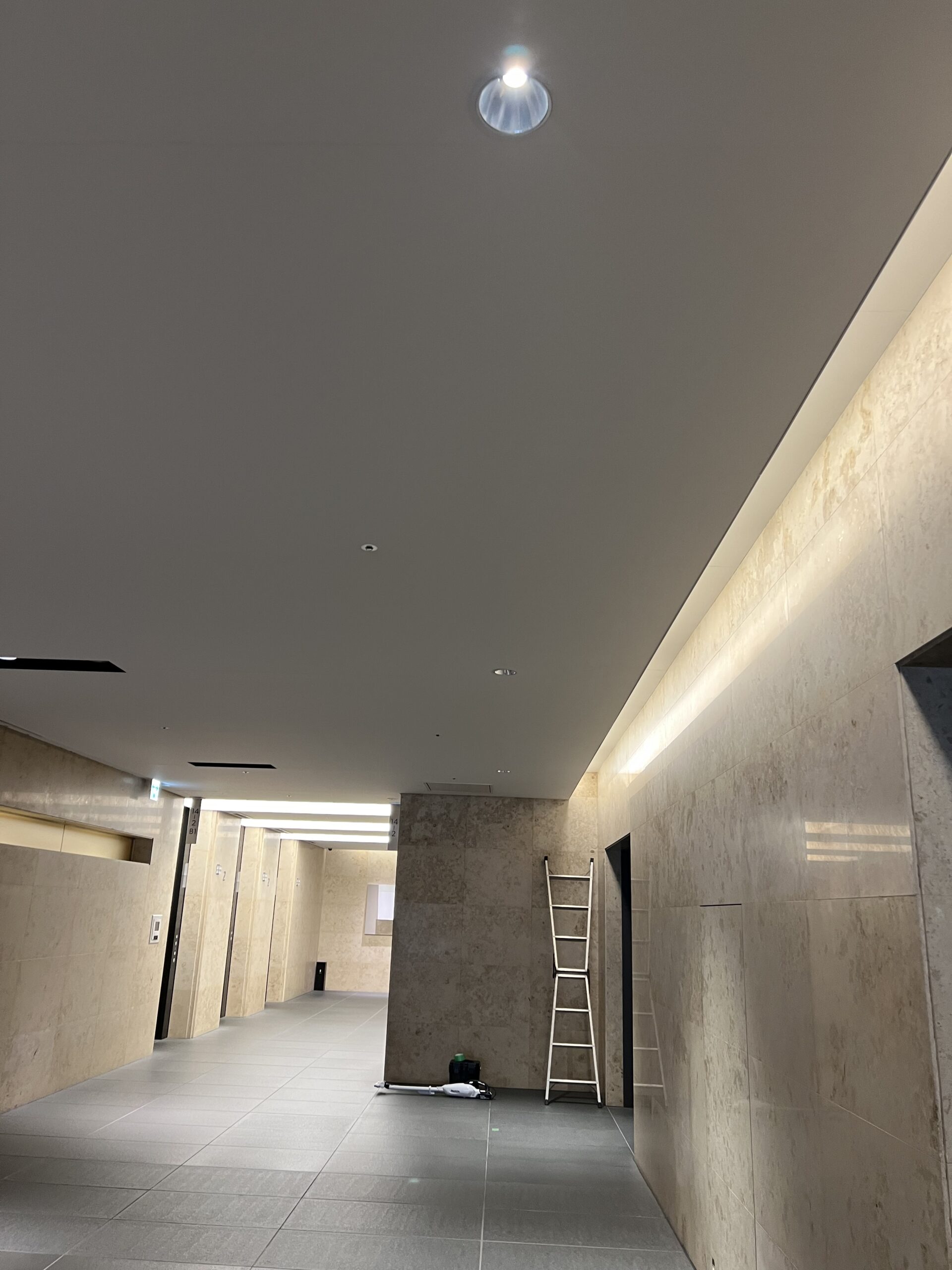 武蔵小杉_商業ビル共用照明交換 - 1